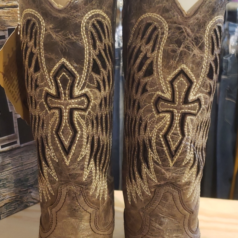 Black wing and cross square toe boots - Picture 3 of 7